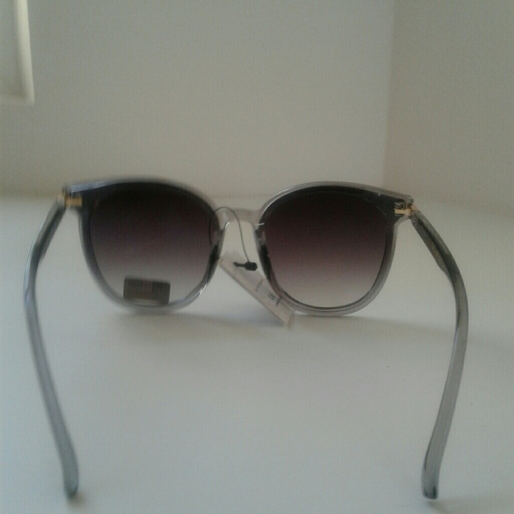 3 Pair of Fashion Sunglasses - Picture 6 of 7